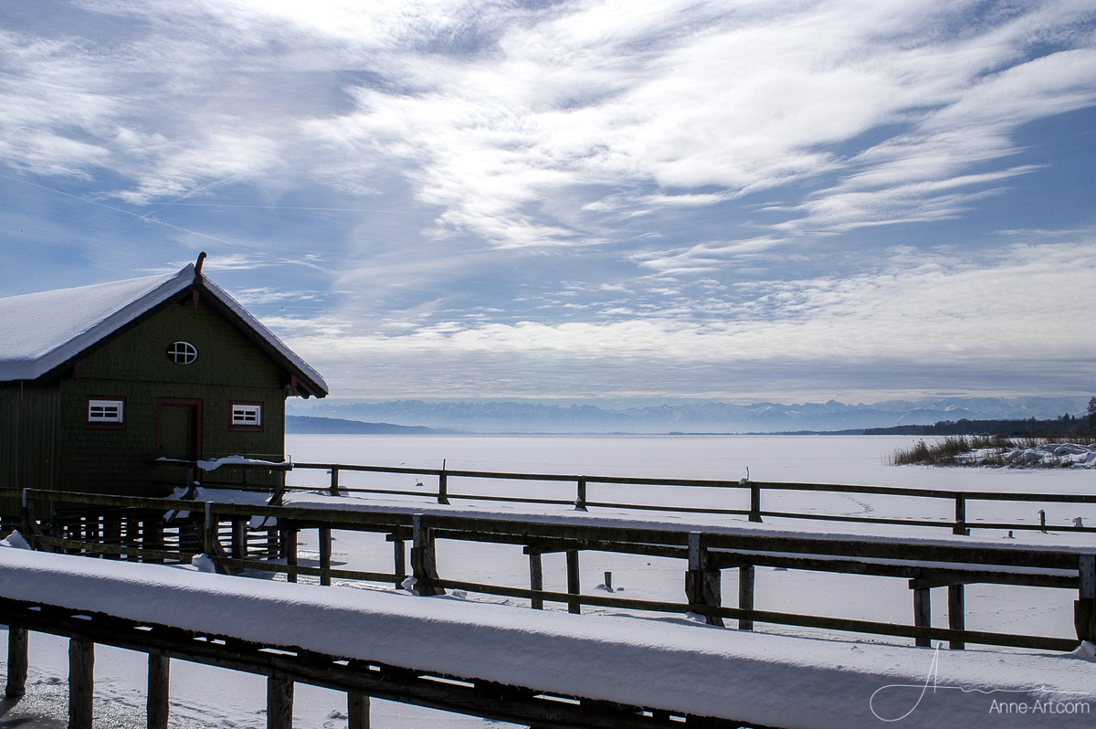 Blick von Schondorf über den zugefrorenen Ammersee